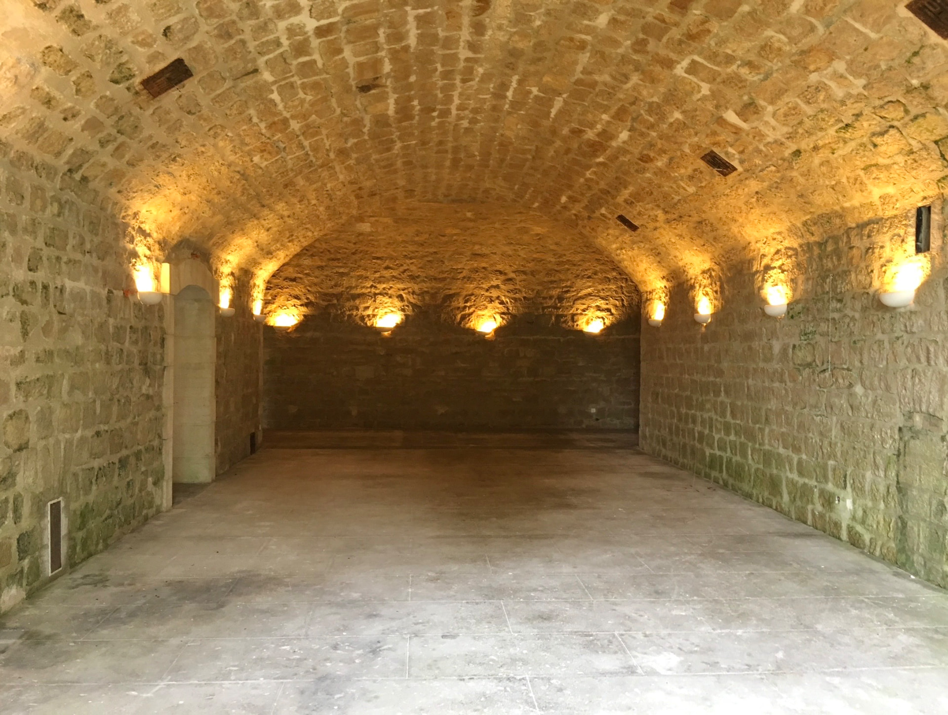 Mise en lumière d'une cave voûtée en pierre